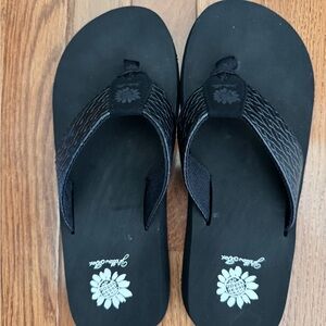 Yellow Box black flip flop.Size 8.